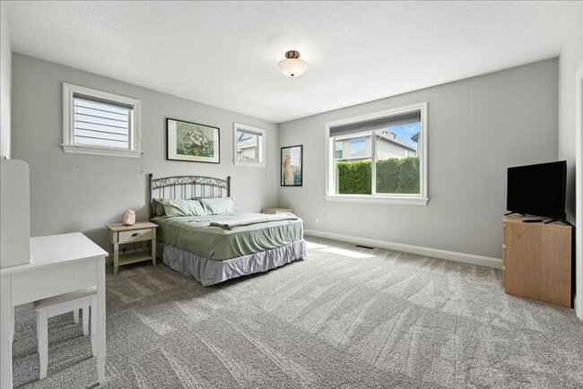 Building Photo - Elegant 3-Bedroom Fully Furnished Home wit...