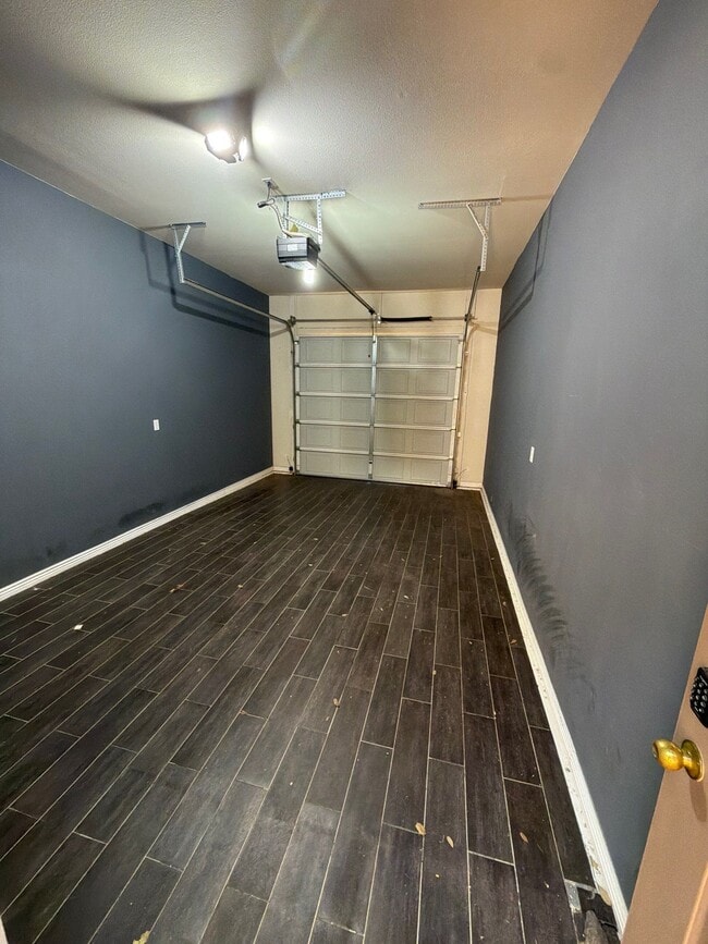 Building Photo - 340 N Country Ln