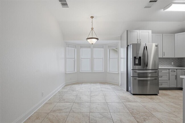 Building Photo - 108 Songbird Ct