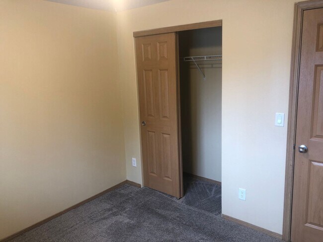 Building Photo - Three Bedroom Duplex in South Salem