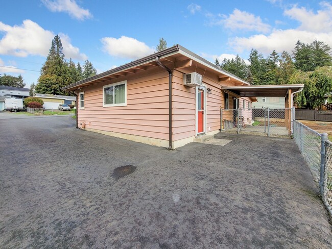 Building Photo - Charming Rambler with Ample Parking and Gr...