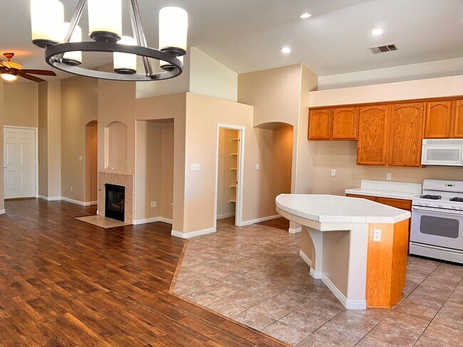 Building Photo - Northwest Bakersfield