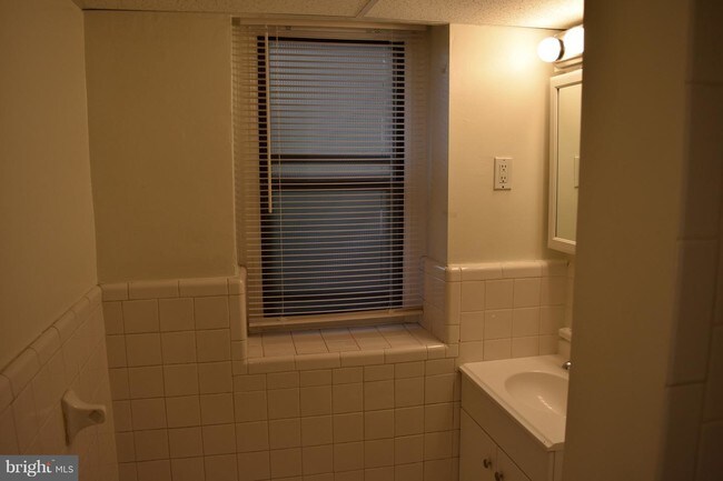 Building Photo - 900 Valley Rd