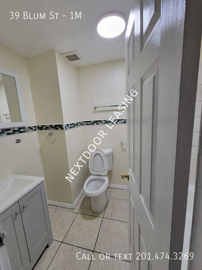 Building Photo - 39 Blum St