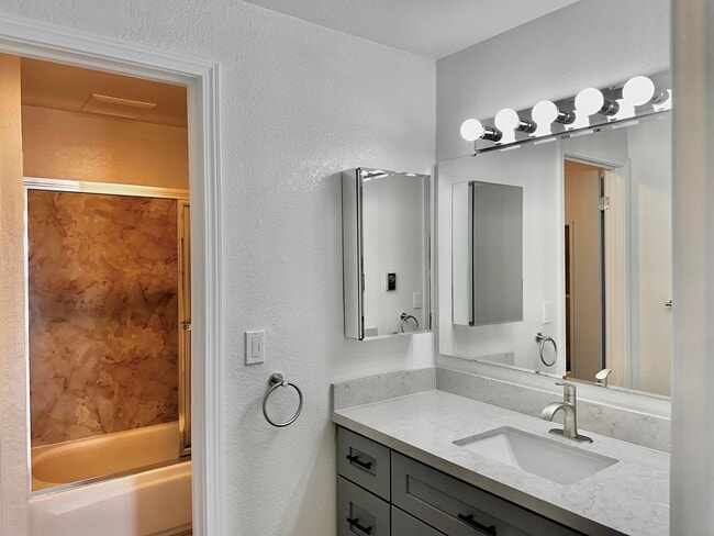 Building Photo - Newly Remodeled Top-Floor Duplex w/ Lake a...