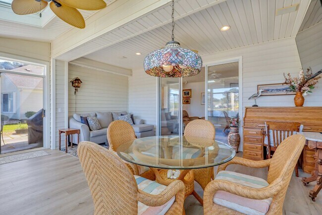 Building Photo - Charming 2 Bed, 2 Bath Rental with Lagoon Views in Sun City!