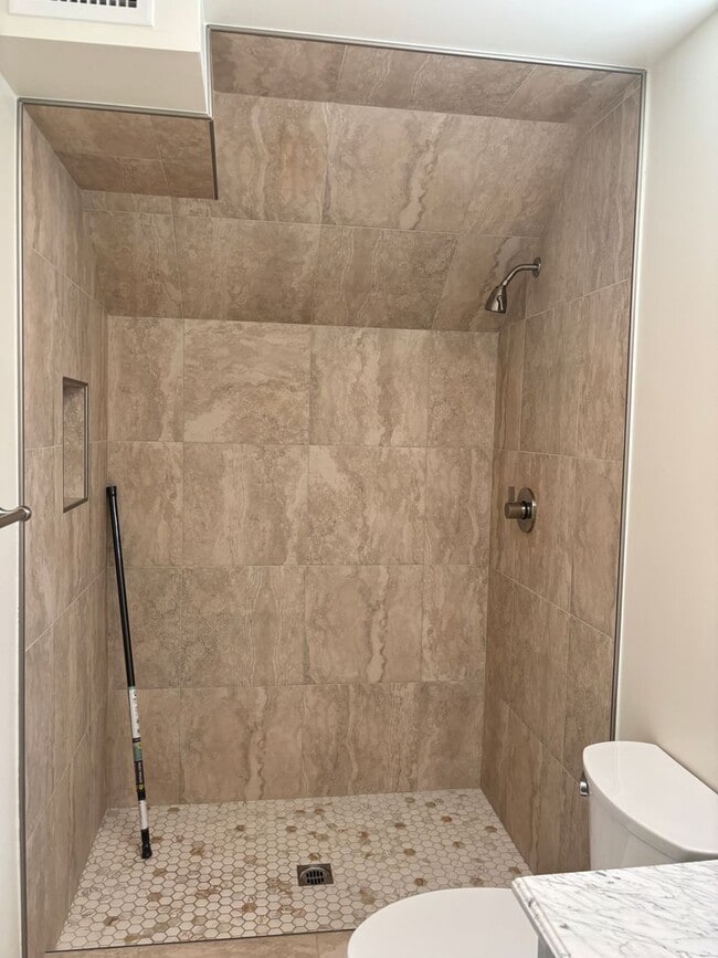 Building Photo - Great Location! A Must See 2 Bedroom/ 2 Ba...