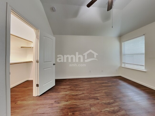 Building Photo - 232 Country Crossing Cir