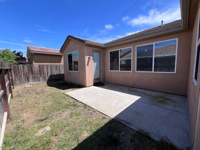 Building Photo - $2,400 Ashlan & Leonard, 3 Bedroom Home - ...