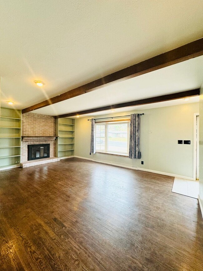 Building Photo - Large 3 Bed, 3 Bath House In Greeley - 4 bonus rooms in basement!