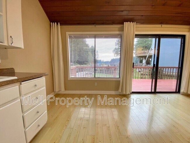 Building Photo - 2370 E Phillips Lake Loop Rd