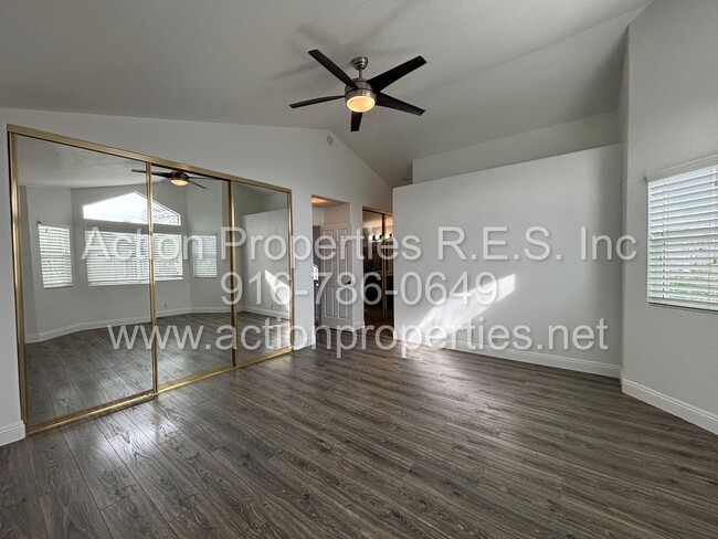 Building Photo - Spacious 4 Bed, 2.5 Bath + Office - Tesla ...