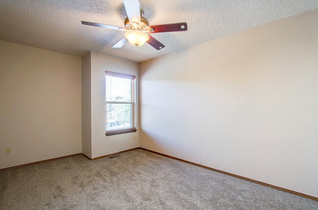 Building Photo - Spacious 4BR Home in Gleneagle!!!