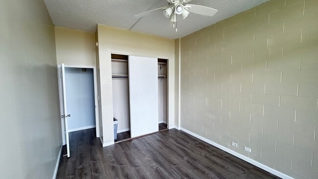 Building Photo - 2 Bed, 1 Bath Top-Floor Corner Condo with Lake Views