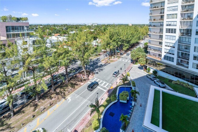 Building Photo - 4101 Pine Tree Dr