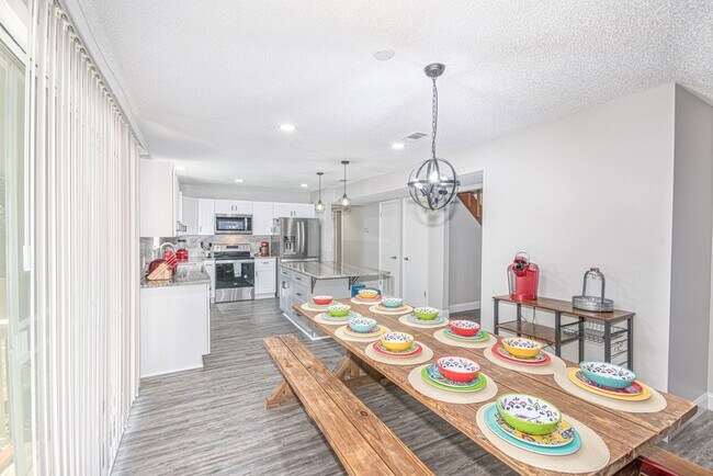 Building Photo - Large 3 bed 2 bath home with fenced backyard