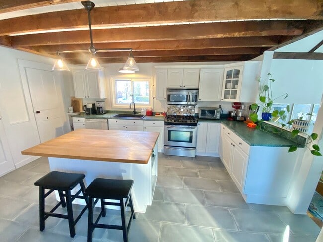 Building Photo - 3 Bedroom House Colchester Available 8/15