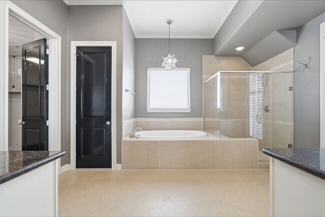 Building Photo - 3219 Maxroy St