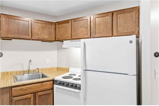 Building Photo - 130 Demont Ave