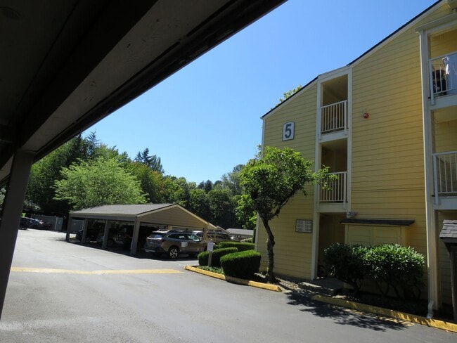 Building Photo - Redmond Downtown Charming 530 sf Studio $ 1695.00 includes parking