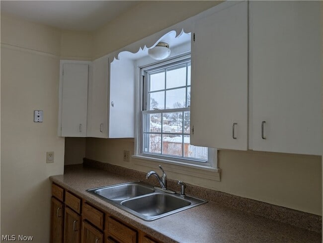 Building Photo - 637 E Wilbeth Rd