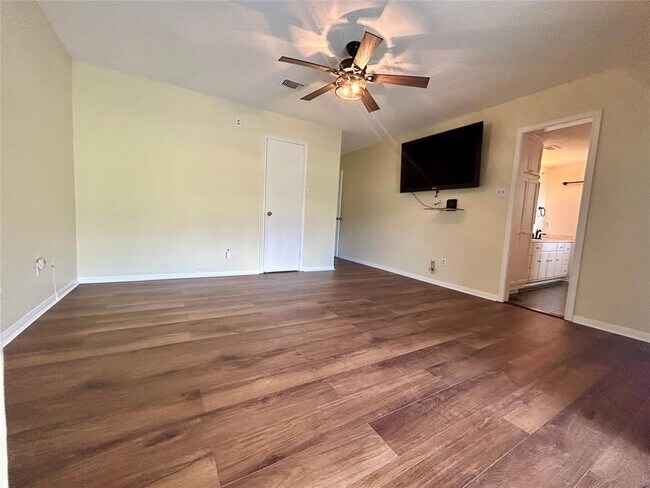 Building Photo - 2456 Country Club Dr