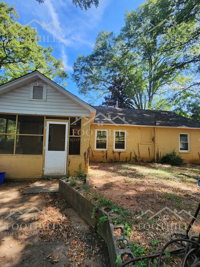 Building Photo - Charming 3-Bed, 2-Bath Home with Screened ...