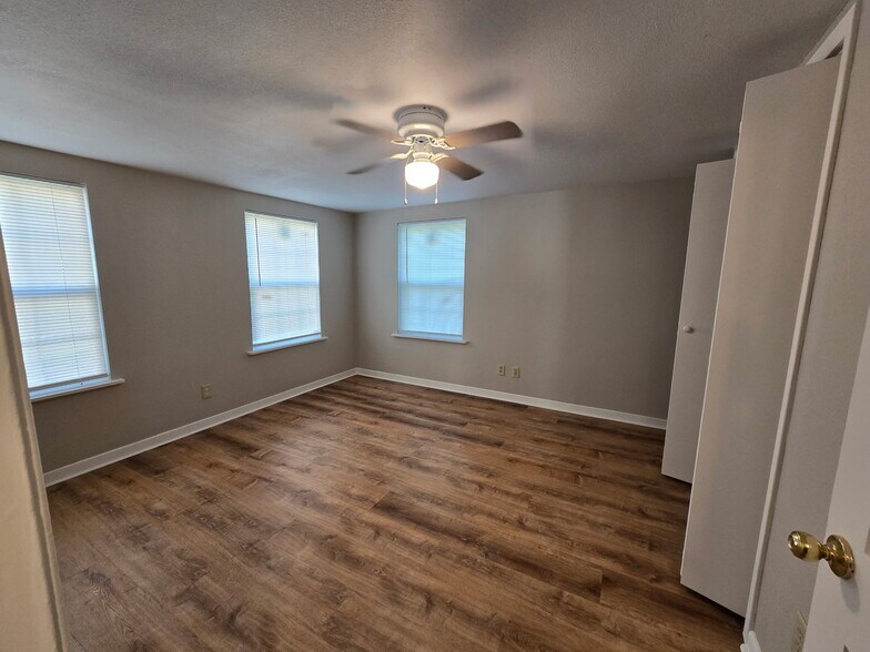 Building Photo - 2307 Elm Ave