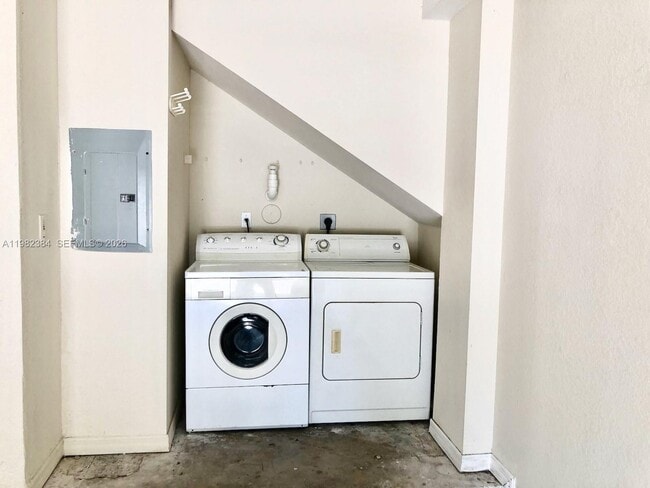 Building Photo - 2557 Centergate Dr