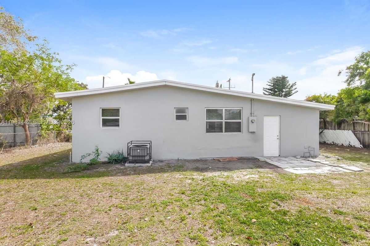 Building Photo - 1511 NE 205th Terrace