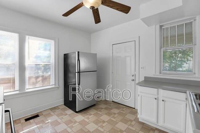 Building Photo - 463 Reinhard Ave