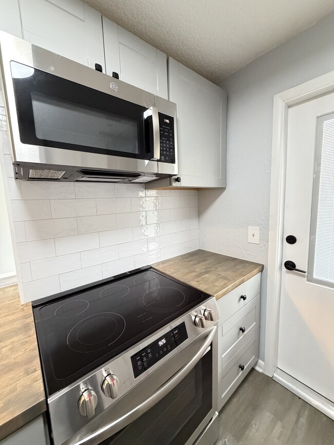 Building Photo - 320 Lakeview St