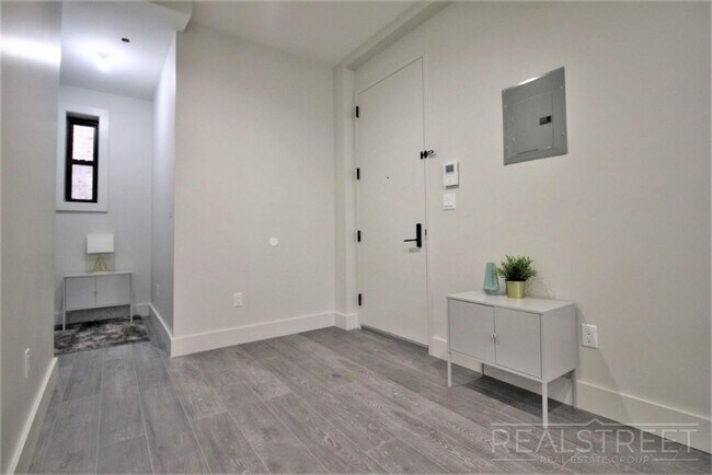Building Photo - Brand New 1 Bed w Full Kitchen Amenities i...