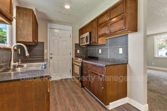 Building Photo - 404 Mountain View Dr