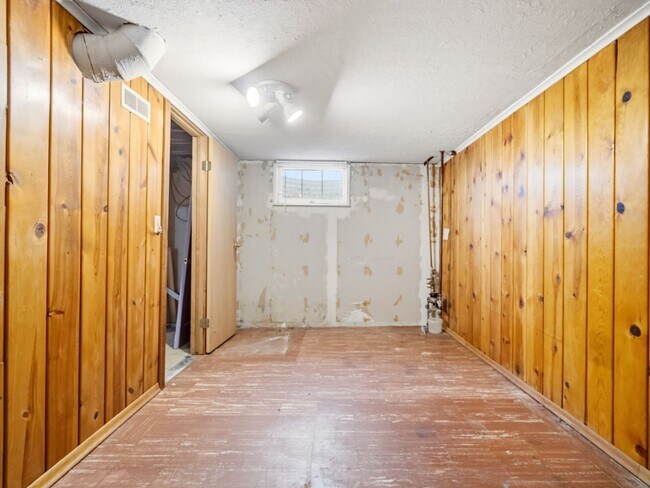 Building Photo - 2716 W Everett Ave