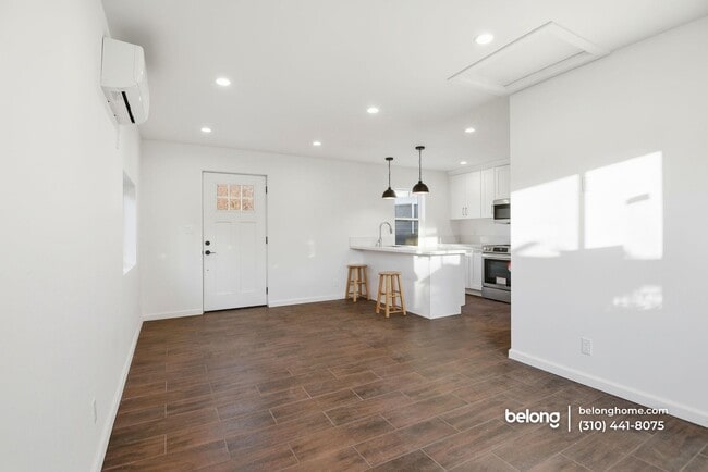 Building Photo - 648 Anita St