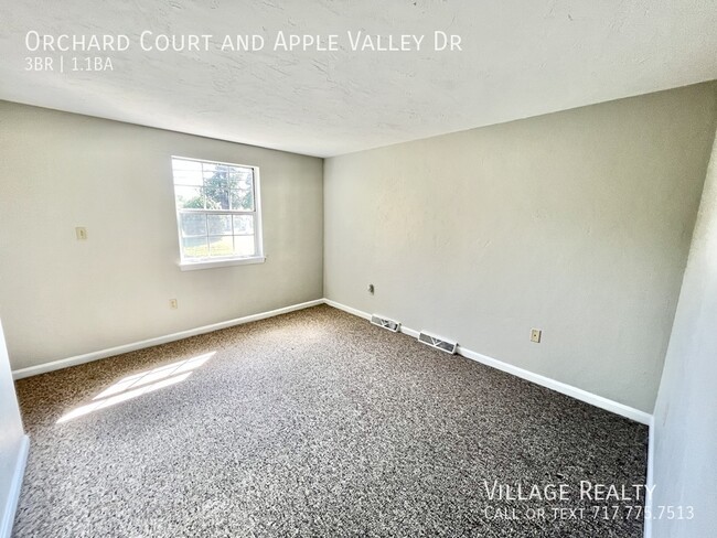 Building Photo - 2-car garage! Roomy 3-bed townhome in Dall...