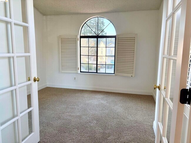 Building Photo - 600 Chandon Ct