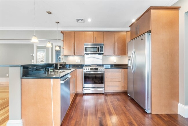 Building Photo - 22 Clarendon Ave