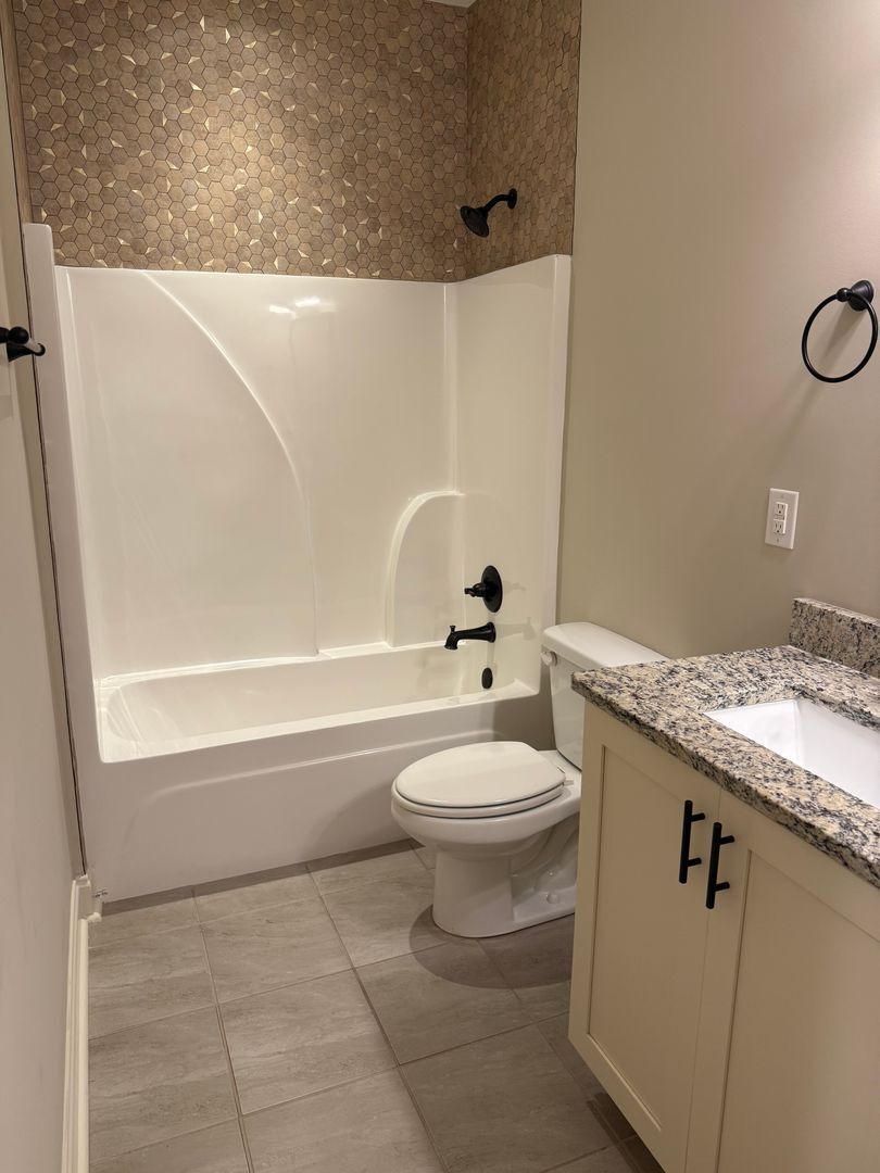 Building Photo - Eagle Ridge Townhome - Furnished Unit - Op...
