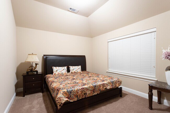 Building Photo - Very beautiful 5 bedroom, 4.1 bathroom hou...