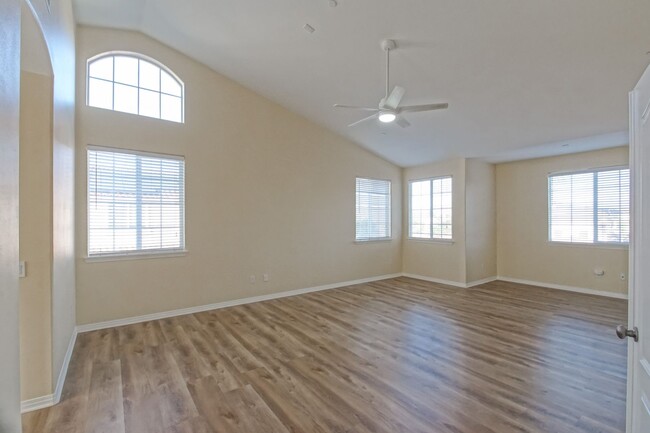 Building Photo - Just Renovated! Beautiful & Spacious, 6BD/...