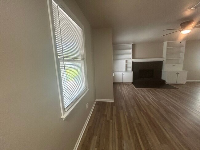 Building Photo - 19 Woodpond Ct