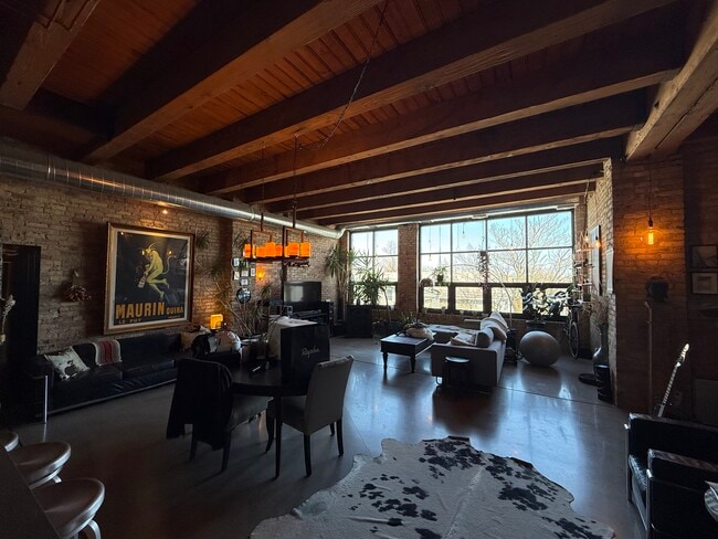 Building Photo - 2614 W North Ave