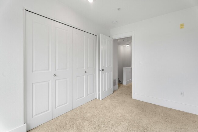 Building Photo - Spacious 3-Level Townhome for Rent in Prim...