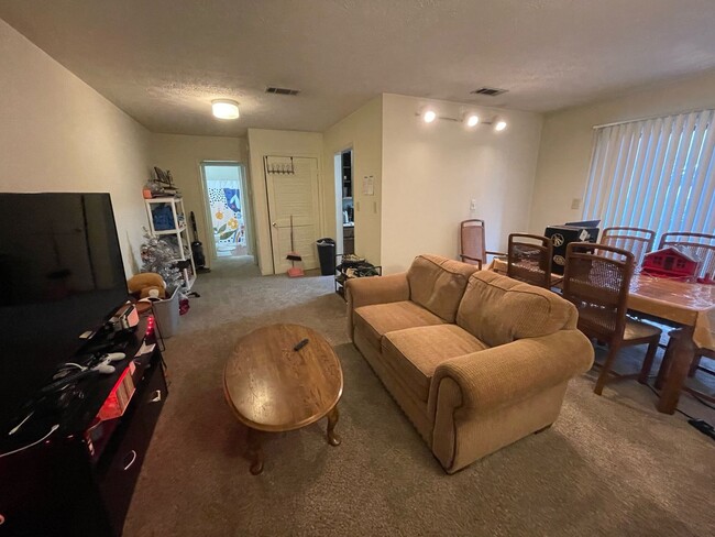 Building Photo - Campus View Apt-Walking Distance to UGA!