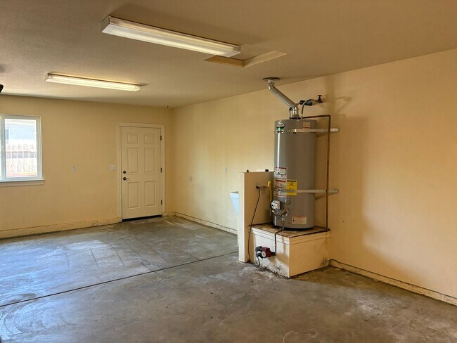 Building Photo - Spacious 1,950 Sq. Ft. Home with 3-Car Garage in Redding