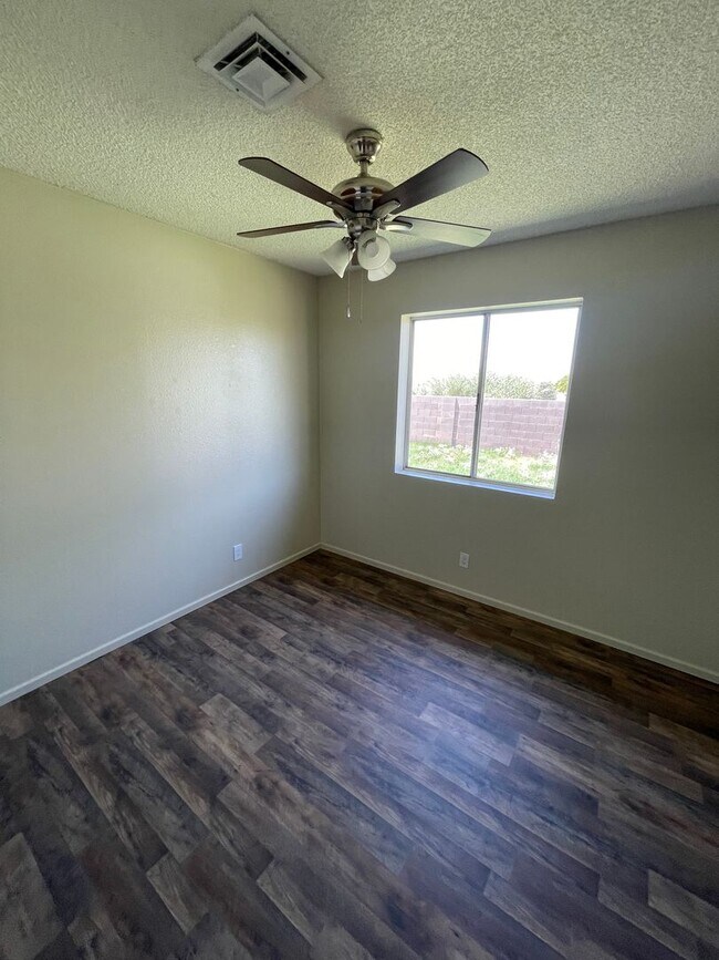 Building Photo - 4 bedroom Home in Yuma Valley for Rent!