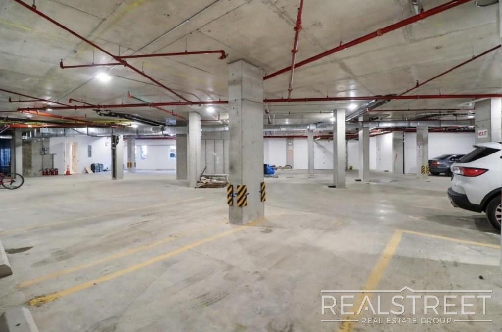 Building Photo - Stunning 2Bed 2Bath Apt with Private Balcony Prime location off the L next to McCarren Park