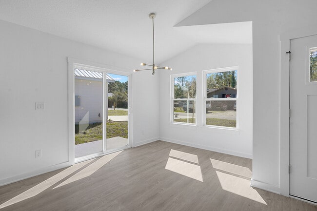 Building Photo - 988 W 9th St